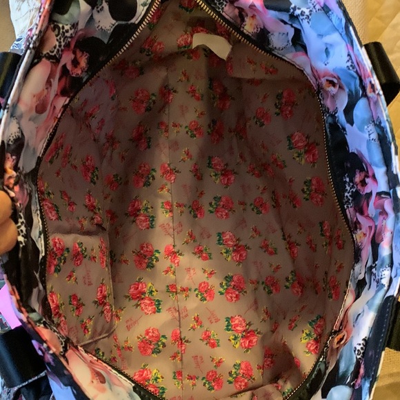 BETSEY JOHNSON. Leo/Blk XORUBY. Beautiful floral Overnight bag. - Picture 9 of 10